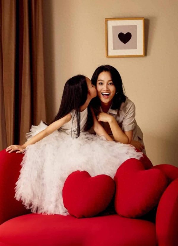 广瑞网 朱丹与女儿亲子照曝光，细节尽显温馨
